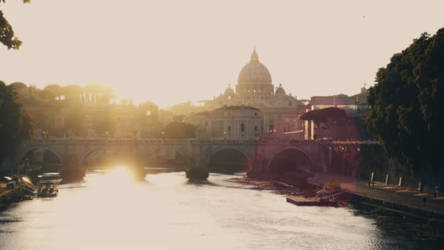 Video-de-una-maravillosa-vista-de-una-puesta-de-sol-que-está-cayendo-detrás-de-la-gran-Basílica-de-San-Pedro-en-Roma,-Italia.