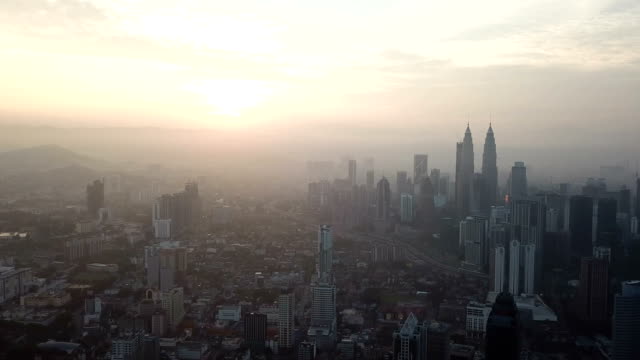 Brennenden-Himmel-gegen-Kuala-Lumpur-Wolkenkratzer-mit-Nebel-und-nebligen-Morgen.