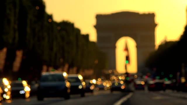 Arco-del-triunfo-ciudad-de-París-al-atardecer---arco-del-triunfo-y-Campos-Elíseos