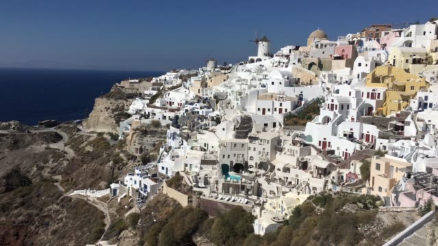 4k-video.-erstaunliche-romantischen-weißen-Häusern-in-Oia,-Santorin,-Griechenland.-mit-Panoramablick-auf-die-ganze-Klippe
