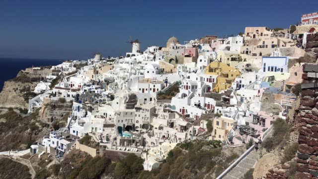 4k-video.-erstaunliche-romantischen-weißen-Häusern-in-Oia,-Santorin,-Griechenland.-mit-Panoramablick-auf-die-ganze-Klippe