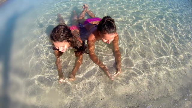 Chicas-en-el-agua-turquesa