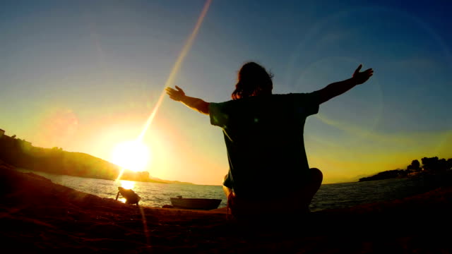 Sommer-Meditation-in-der-Nähe-des-Meeres-&-Yoga-am-Strand-bei-Sonnenaufgang-mit-erstaunlich-bunten-Himmel-zu-tun