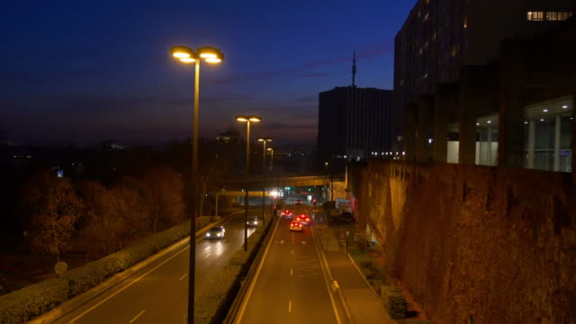 luces-de-noche-Francia-panorama-de-camino-del-tráfico-de-bloque-de-París-la-defensa-4k