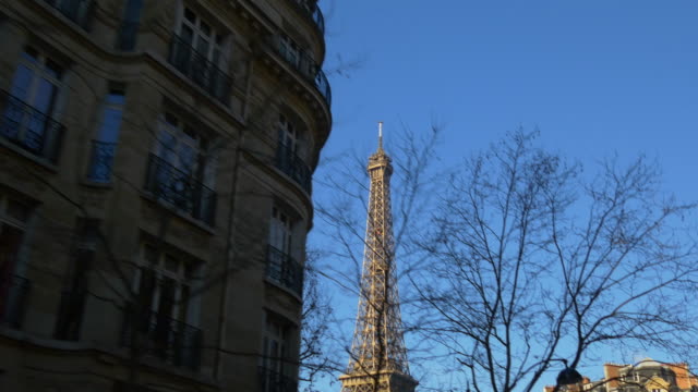 sonnigen-Tag-Frankreich-Stadt-Paris-Eiffel-Tower-Block-touristischen-Busfahrt-point-of-View-Panorama-4k