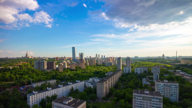 Russland-Sommer-Moskau-Stadtleben-Block-auf-dem-Dach-Antenne-Panorama-4k-Zeitraffer