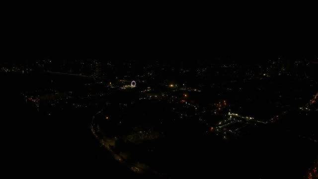 Luftbild-Stadt-mit-Wolkenkratzern-und-Gebäude-bei-Nacht.-Philippinen,-Manila,-Makati