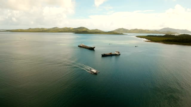 Aerial-Fracht--und-Passagierschiffen-Schiffe-im-Meer.-Philippinen,-Siargao