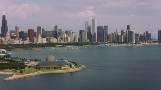 Luftaufnahme-des-Adler-Planetarium-und-der-Innenstadt-von-Chicago.