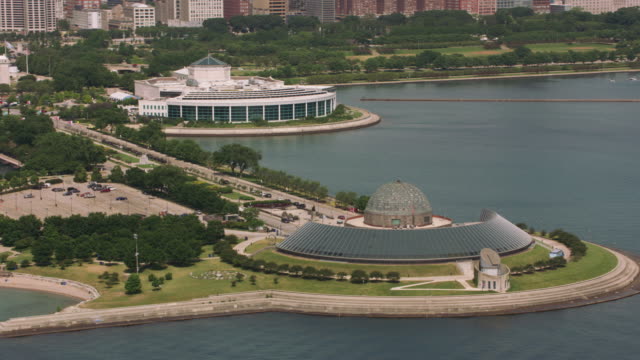 Luftaufnahme-des-Adler-Planetarium-und-der-Innenstadt-von-Chicago.