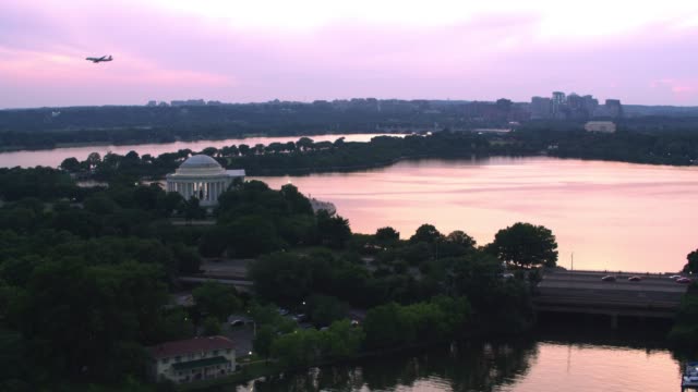 Fliegen-in-Richtung-Jefferson-Memorial-bei-Sonnenuntergang.
