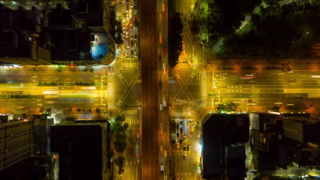 Nacht-erleuchtet-Taiwan-Stadt-Verkehr-Straße-Kreuzung-Antenne-nach-unten-Ansicht-4k-taiwan