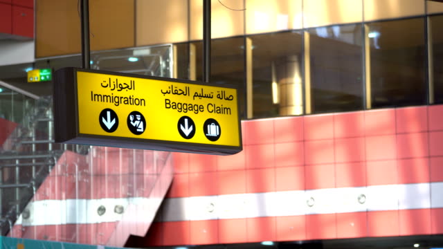 Aeropuerto-de-signo-de-equipaje-e-inmigración.