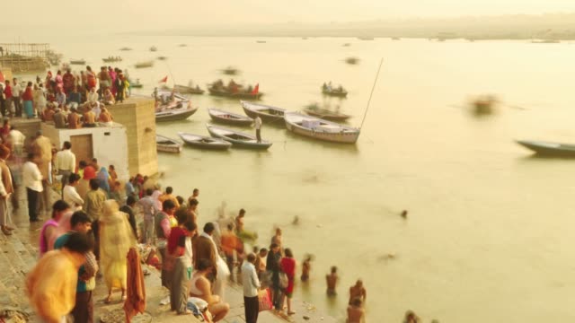Bote-de-remos-de-peregrinos-indios-tiempo-lapso-en-sunrise.-Río-Ganges-en-Benarés.