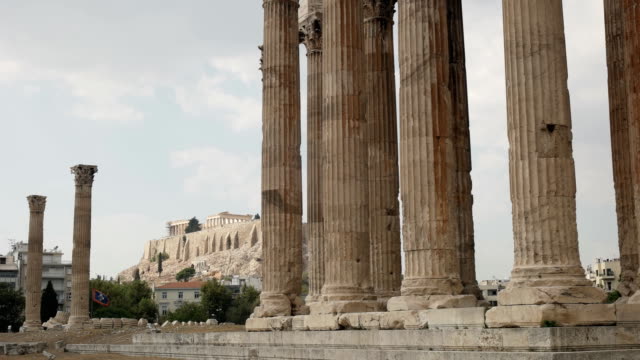 zoom-del-templo-de-zeus-y-de-la-Acrópolis-de-Atenas,-Grecia