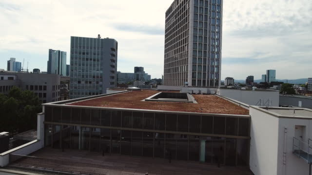Drohne-Schuss-von-Office-Dach--und-Obergeschoss-Balkon