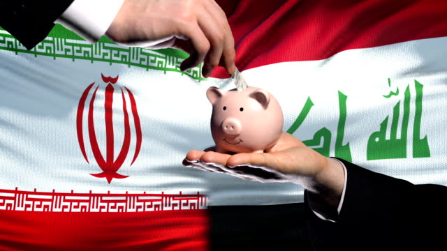 Iran-Investitionen-im-Irak,-Hand,-Geld-im-Sparschwein-auf-Flagge-Hintergrund