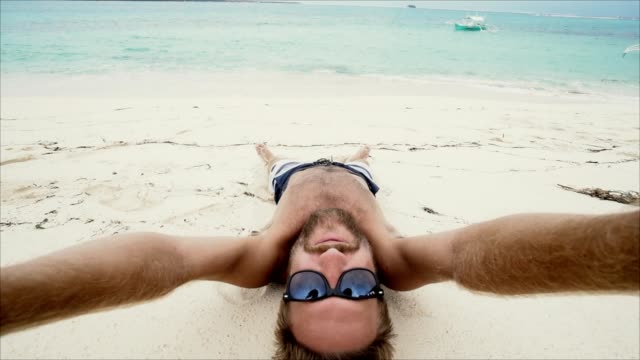 Selfie-retrato-de-hombre-joven-en-la-playa-tropical-de-arena-blanca.-Personas-viajan-el-concepto-de-clima-tropical-de-vacaciones.-Tiro-en-la-isla-en-Filipinas