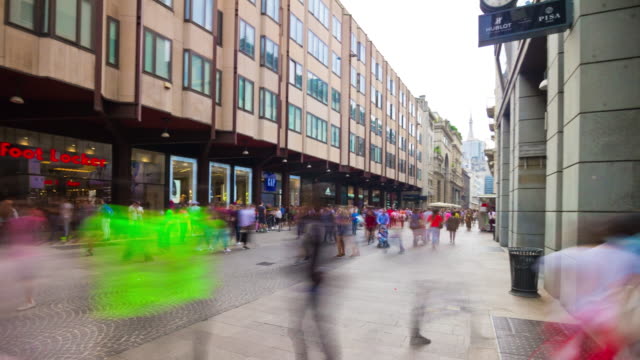 Italien-sonnige-Mailand-Stadt-berühmte-Einkaufsstraße-drängten-sich-drehenden-Panorama-4k-Zeitraffer