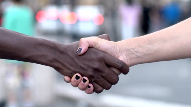 Blanco-y-negro-mujer-manos-temblando-de-cooperación-interraccial,-amistad