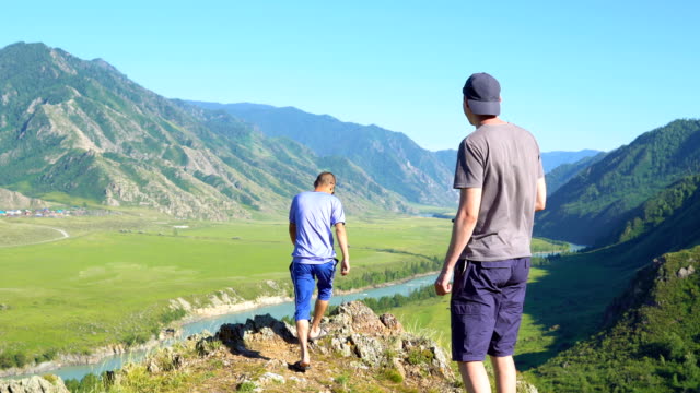 Dos-turistas-se-fotografían-en-la-montaña.