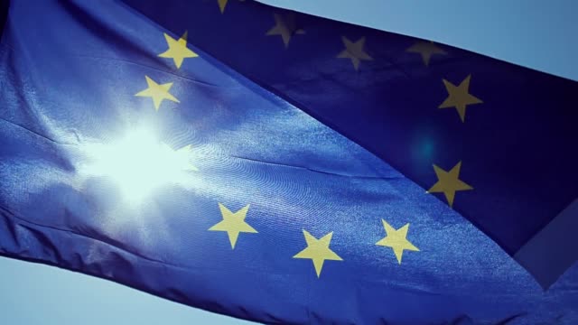 Winken-EU-Flagge-im-Wind-mit-einem-blauen-Himmel.