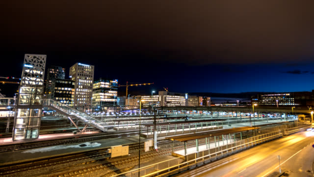 Noche-de-Oslo-skyline-ciudad-timelapse-en-el-distrito-de-negocios-de-Bercode-proyecto,-lapso-de-tiempo-Oslo-Noruega-4K