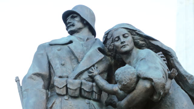 Heroic-statue-of-soldier-and-family