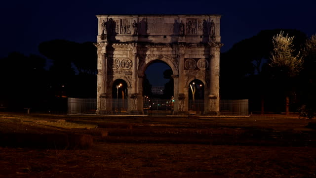 Arco-de-constantino-y-el-Coliseo-en-Roma,-Italia