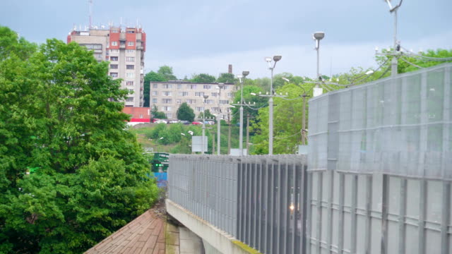 Die-Wand-der-Brücke-an-der-Grenze-Og-Narva-und-Russland