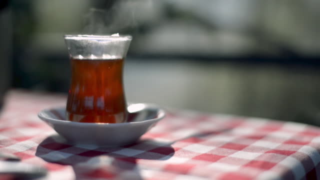 Türkischer-Tee-auf-einem-Schachbrettmuster-Tischdecke.