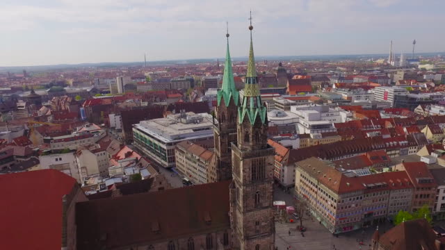 Aerial-Kirche-mit-Nürnberg-Stadt-im-Hintergrund