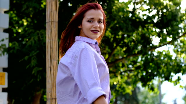 Portrait-of-sexy-woman-with-long-red-hair,-in-the-city.