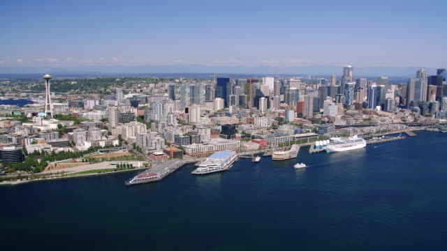 Cielo-azul-paisaje-aéreo-de-la-arquitectura-frente-al-mar-de-Seattle