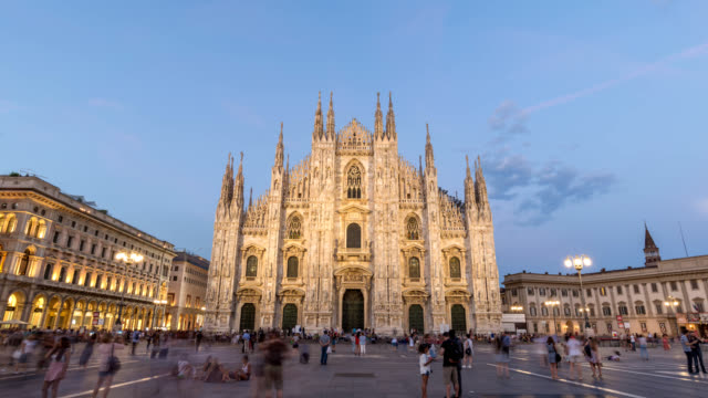 Lapso-de-tiempo-de-Milán-Italia-4K,-día-de-skyline-de-la-ciudad-para-timelapse-noche-en-Catedral-de-Milano