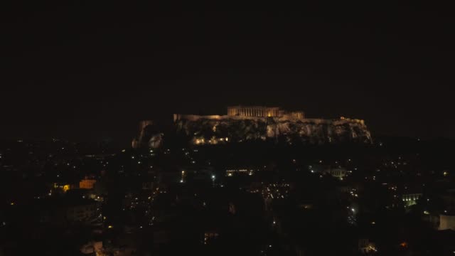 Vista-aérea-del-templo-del-Partenón-en-colina-de-la-Acrópolis-de-noche-en-Atenas.