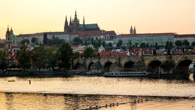 Charles-Bridge-side-view-evening-time-lapse