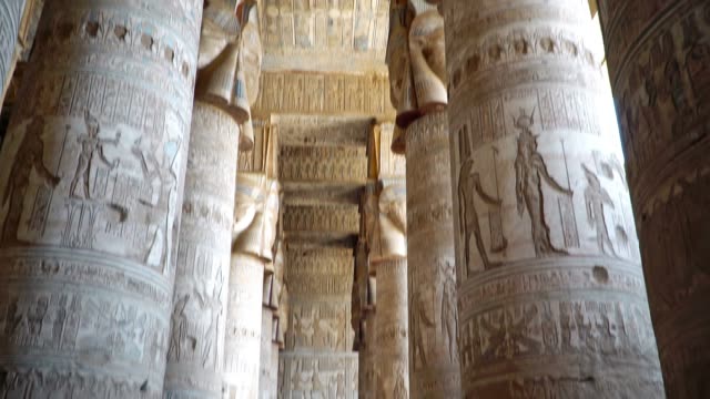 Interior-del-templo-de-Dendera-o-templo-de-Hathor.-Egipto