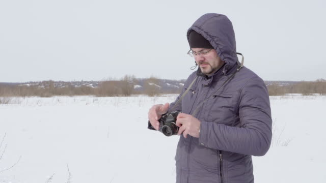 Traveler-photographs-in-a-winter-field