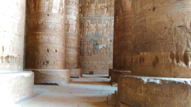 Hermoso-interior-del-templo-de-Dendera-o-el-templo-de-Hathor.-Antiguo-templo-egipcio-de-Dendera,-Egipto-cerca-de-la-ciudad-de-Ken