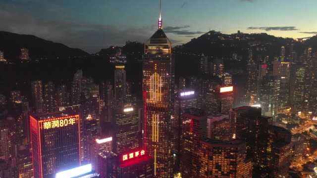 4K-Luftbild-Aufnahmen-von-Hong-Kong-City-im-Sonnenuntergang