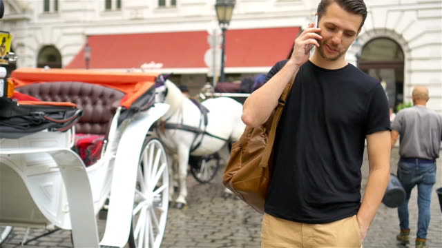 Turista-de-hombre-con-mochila-en-la-calle-de-Europa.