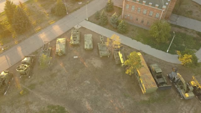 vista-aérea-de-fila-de-máquinas-vehículos-militares-durante-la-puesta-de-sol
