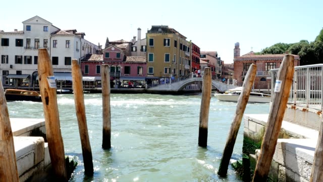 Ansichten-von-Venedig,-Canale-Grande,-Anlegestelle-für-Gondeln,-schwimmt-Vapareto-auf-Wasser,-kleine-Boote,-Gondeln-Segel,-an-einem-heißen-Sommertag