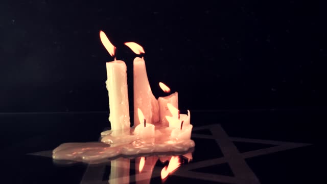 Sechs-brennende-Kerzen-und-Rotation-360-Grad-vor-dem-Hintergrund-der-Davidstern.