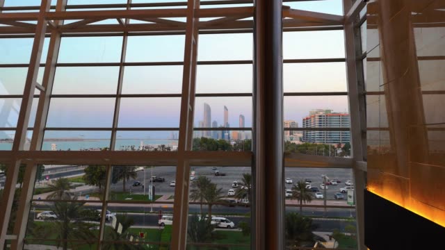 Wunderschöne-Corniche-Blick-auf-Skyline-von-Abu-Dhabi-Stadt-bei-Sonnenuntergang-von-der-Nationen-Towers-mall