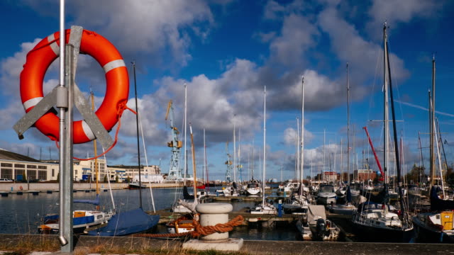 Zeitraffer-von-Marina-mit-schwimmenden-Booten-in-Wismar,-Deutschland-mit-epischen-Wolken-bei-sonnigem-Wetter