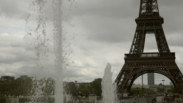 Wasser-und-das-Profil-der-Eiffelturm,-Paris,-Frankreich