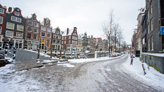 Es-schneit-in-Amsterdam-Niederlande-im-winter