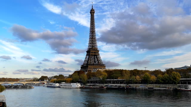 Frankreich,-Paris,-der-Seine-und-den-Eiffelturm-in-den-Farben-des-Herbstes